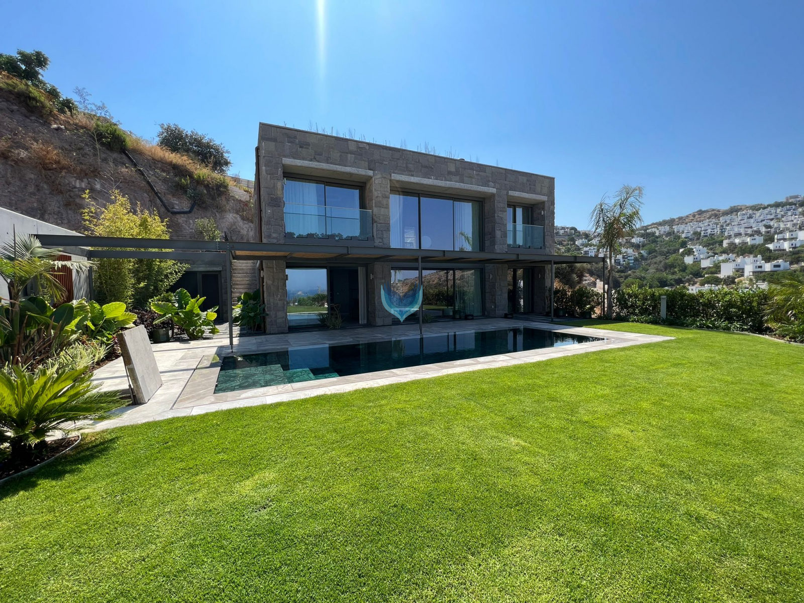 ÖZEL PLAJLI VE MÜSTAKİL HAVUZLU VİLLA